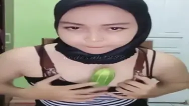 Cewek Jilbab Cantik Live Colmek Pakai Timun Gede HD